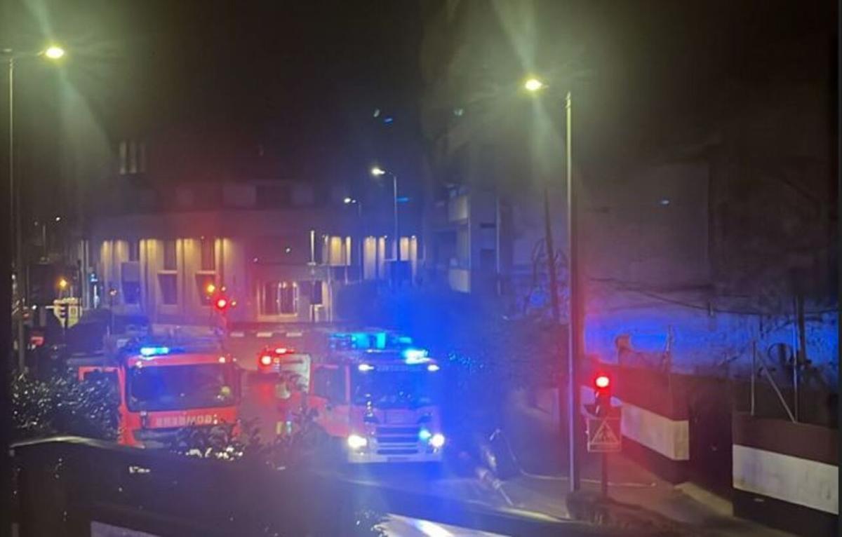 Los bomberos anoche sofocando el incendio en Torrent.