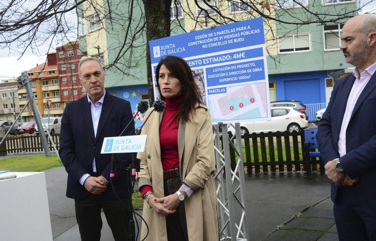 La conselleira de Vivenda, María Martínez, y Félix Juncal (derecha) en Bueu.