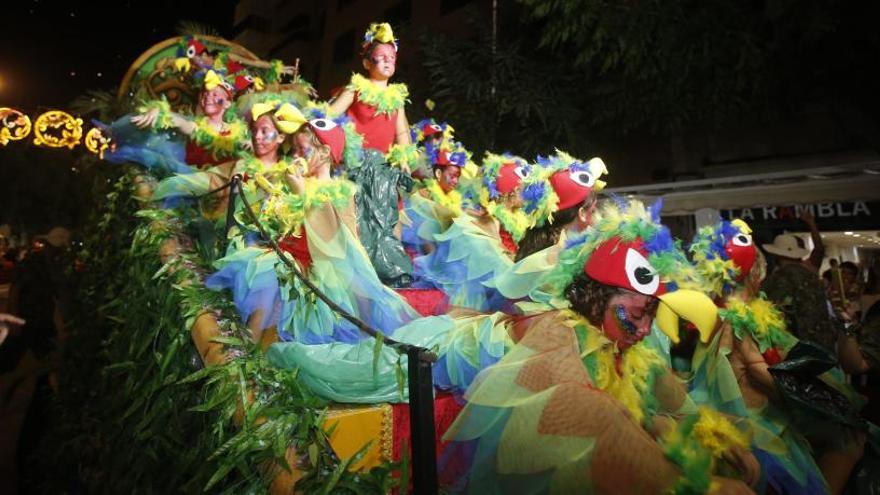 Los peñistas ponen toda su imaginación en la decoración de las carrozas.