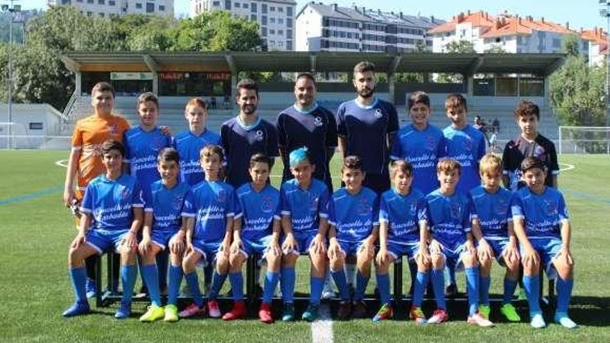 Jugadores infantiles y cuerpo técnico del Barbadás. // FDV