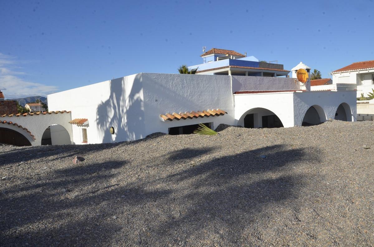 Playa sepultada por el material arrastrado por el temporal en Moncofa.