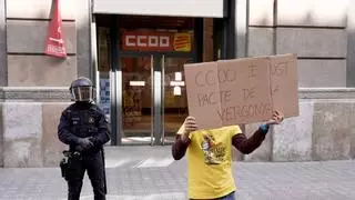 CCOO y UGT defienden el pacto con el Govern y una negociación "gradual" mientras miles de docentes protestan en la calle