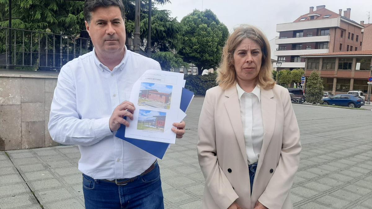 Silverio Argüelles, junto a Nuria Niño, muestra el informe de los técnicos municipales sobre la vivienda de Iván Pérez.