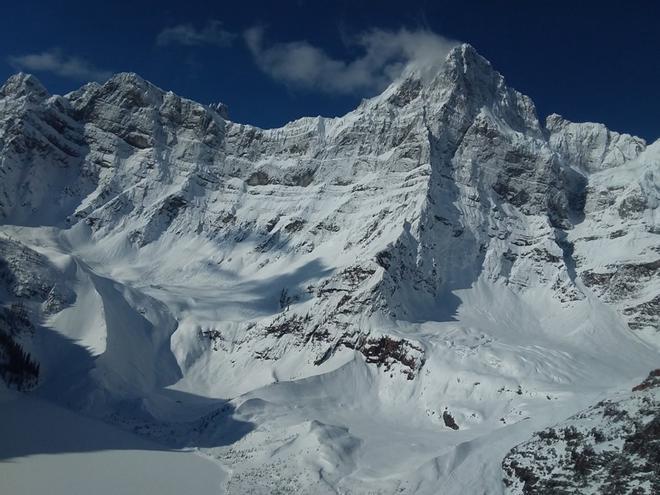 Fotografía obtenida el 22 de abril de 2019, cortesía de Parks Canada, muestra el Howse Peak en el Parque Nacional Banff, Canadá.