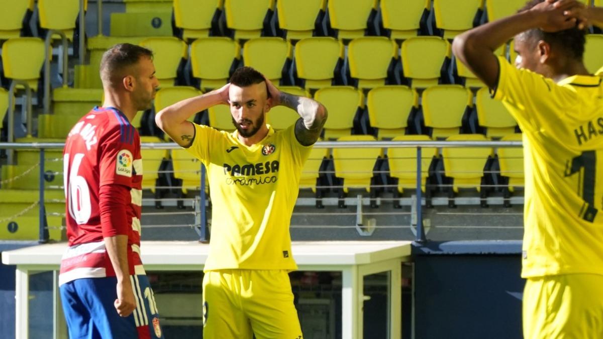 Los jugadores del Villarreal B se lamentan de la gran cantidad de ocasiones falladas.