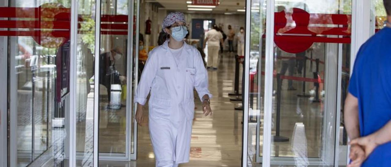 Puerta de acceso al hospital Lluís Alcanyís de Xàtiva.  | PERALES IBORRA