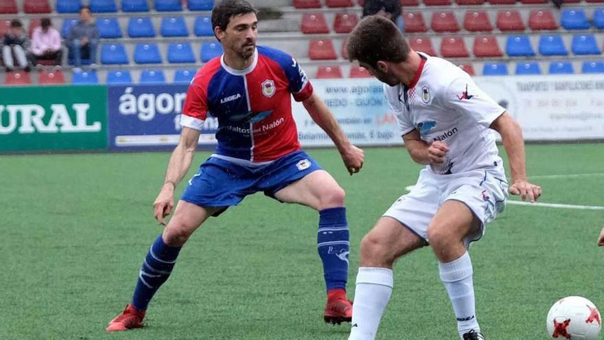 Calvillo disputa un balón en el duelo ante el Alondras.