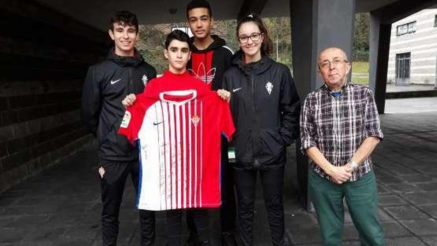 El profesor Manuel Carbajo y alumnos del centro, con la camiseta del Sporting.