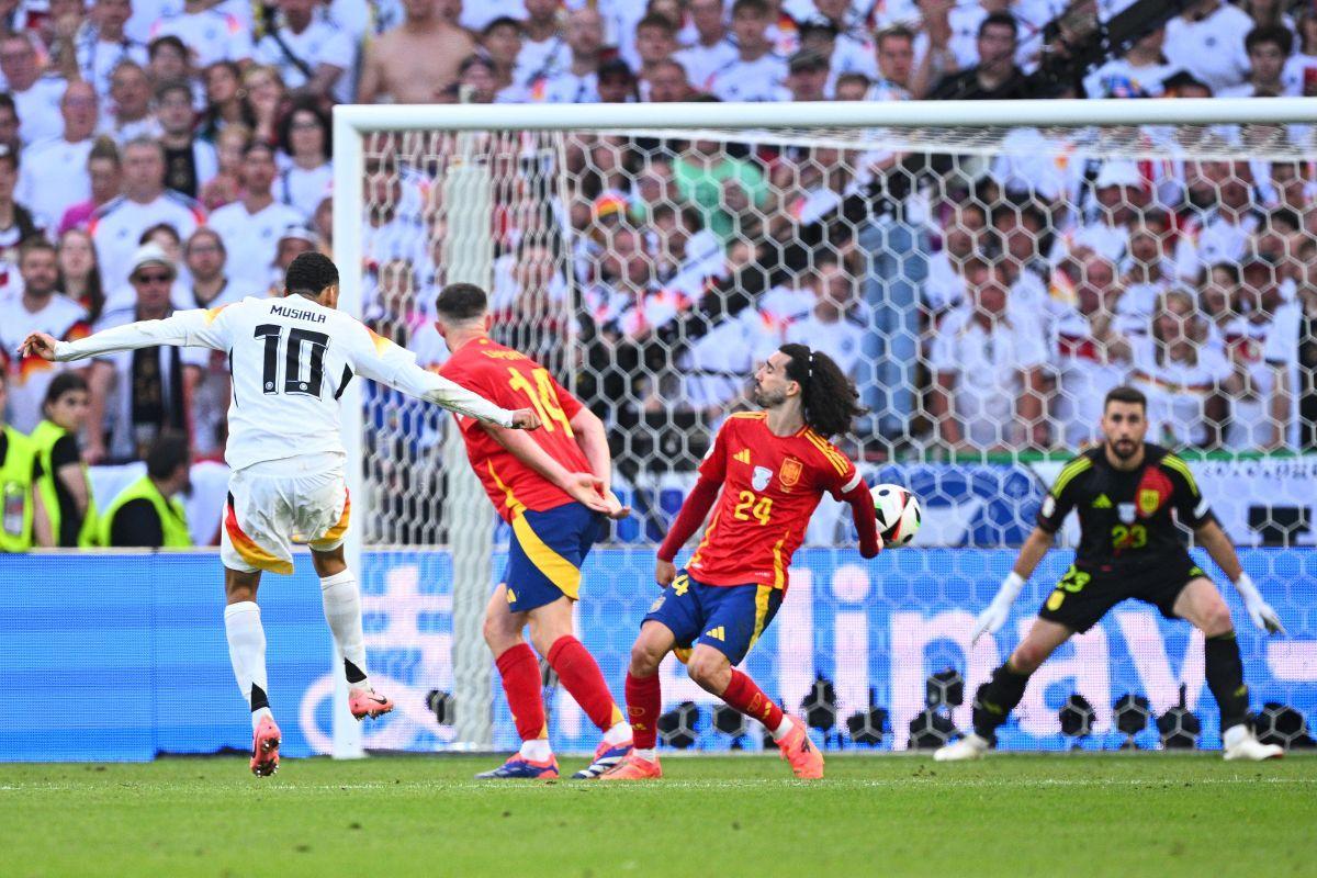 Fußball, UEFA Euro 2024, EM, Spanien - Deutschland, Finalrunde, Viertelfinale, Stuttgart Arena, Deutschlands Jamal Musiala (l-r) in Aktion gegen Spaniens Aymeric Laporte und Marc Cucurella, der mit einem Handspiel abwehrt.