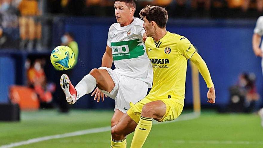 Guido Carrillo intenta marcharse de Pau Torres.  | DOMENECH CASTELLÓ/EFE