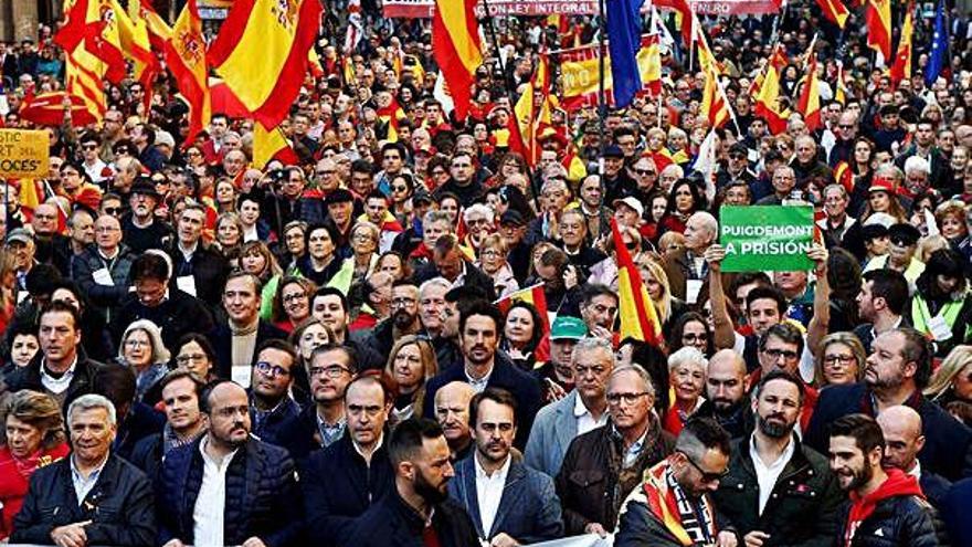 La manifestació encapçalada pel Moviment Cívic Espanya i Catalans i la plataforma Catalunya Suma, encapçalada per dirigents de PP i de Vox.