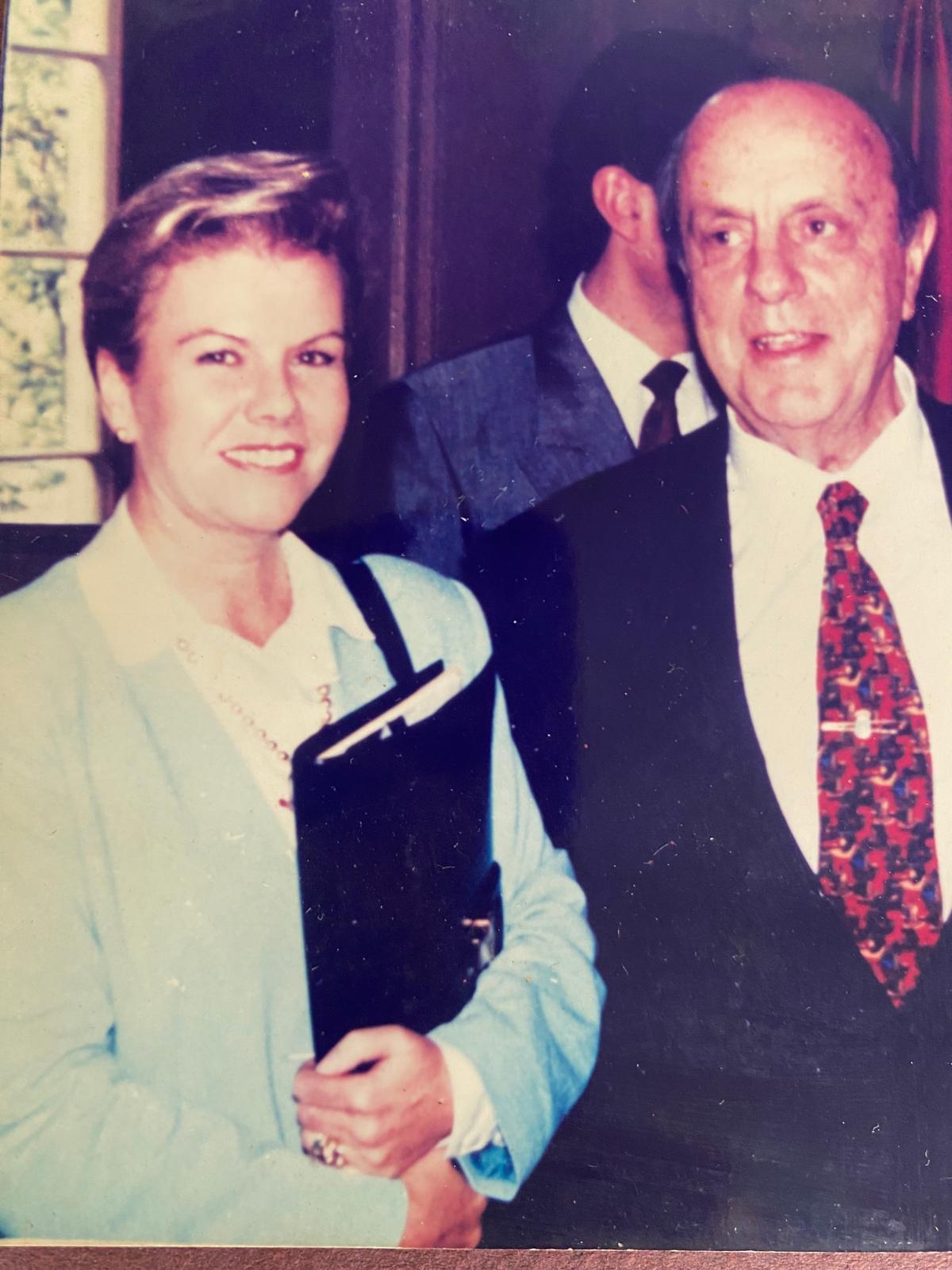 Pilar con Fraga en una reunión