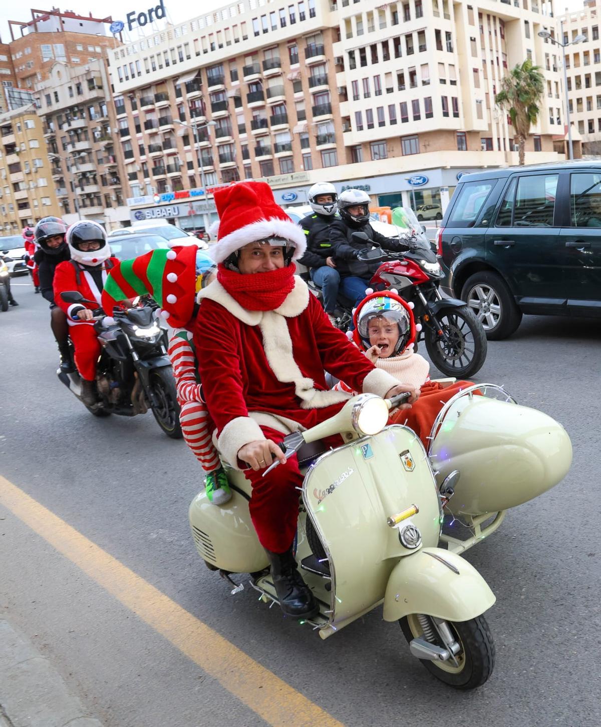 'Papanoelada' motera recorre las calles de València