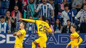 Balde y Gavi celebran el gol de Lewandowski, que era el 0-1 al Espanyol en el derbi barcelonés.