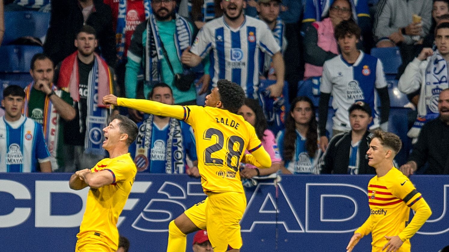 Balde y Gavi celebran el gol de Lewandowski, que era el 0-1 al Espanyol en el derbi barcelonés.