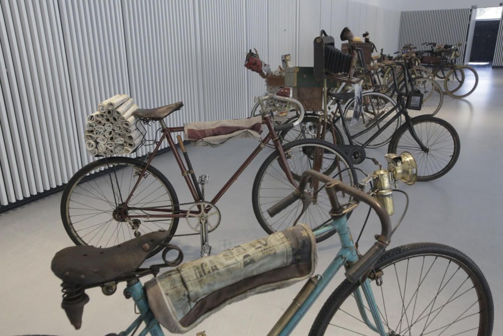 Exposición de bicicletas en la antigua estación de