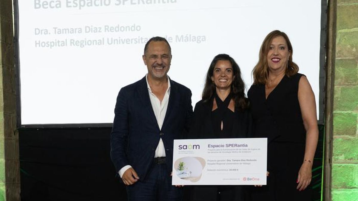 Entrega de la beca para el proyecto de reforma de la sala de espera de Oncología del Hospital Regional.