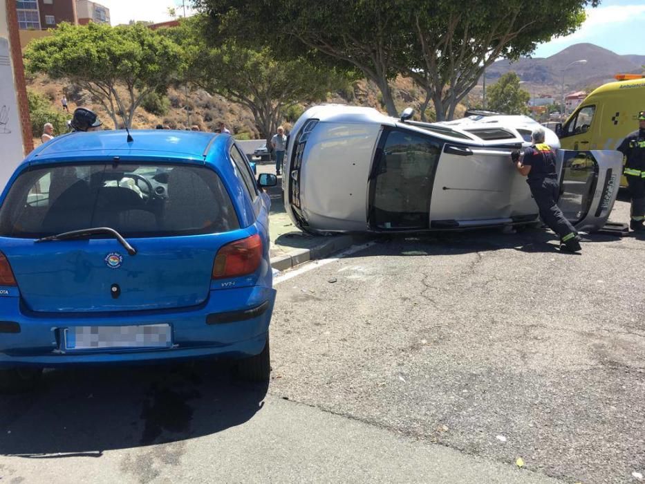 Vuelco de un coche en Jinámar