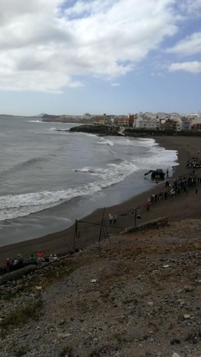 Un cachalote aparece muerto en la playa de Melenara