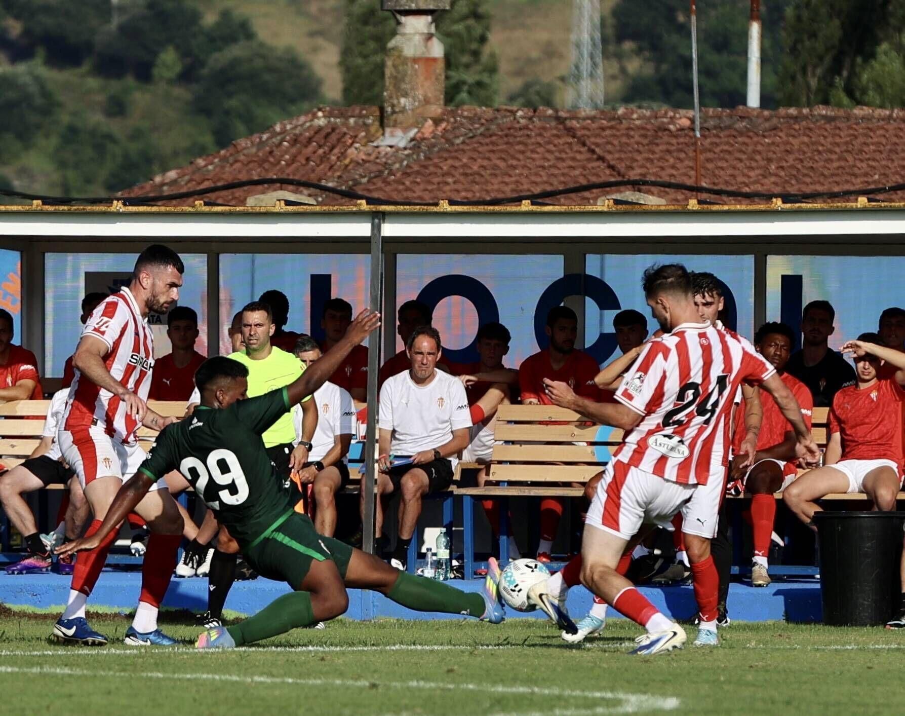 EN IMÁGENES: Amistoso de pretemporada en Grado entre Sporting y Racing de Santander