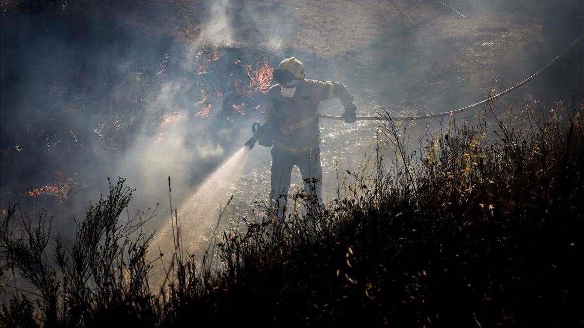 Ribera d Ebre  27 06 2019 Incendio en la Ribera d'Ebre. Bomberos cerca de La Torre de l'Espanyol