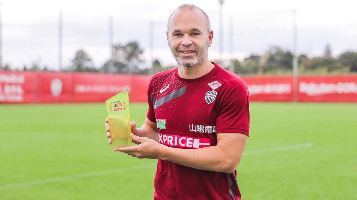 Iniesta, con el premio al mejor jugador del mes de octubre