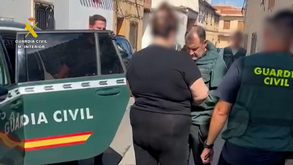 Un momento del arresto de la madre y sus hijos en Villarrobledo
