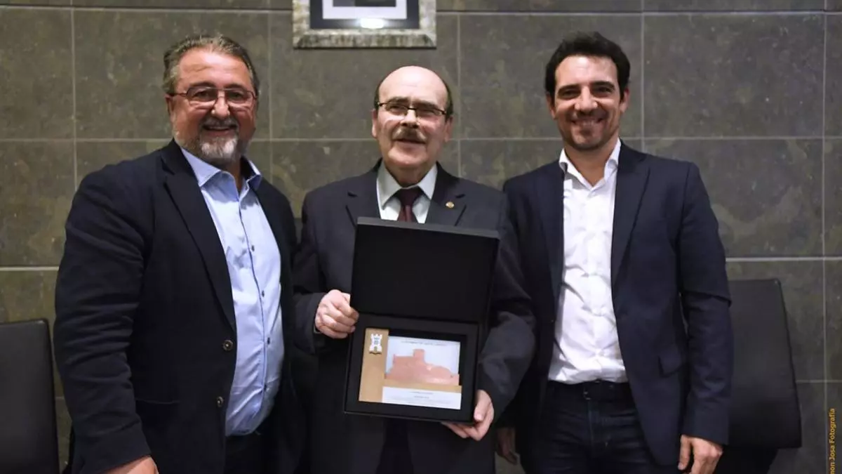 Castelldefels homenajea al exalcalde Antoni Padilla por su “compromiso cívico”