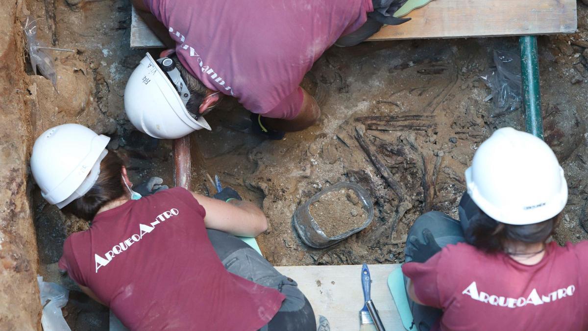 Trabajos de exhumación de los fusilados por el franquismo, a casi 6 metros de profundidad, en la fosa 115 del Cementerio de Paterna.