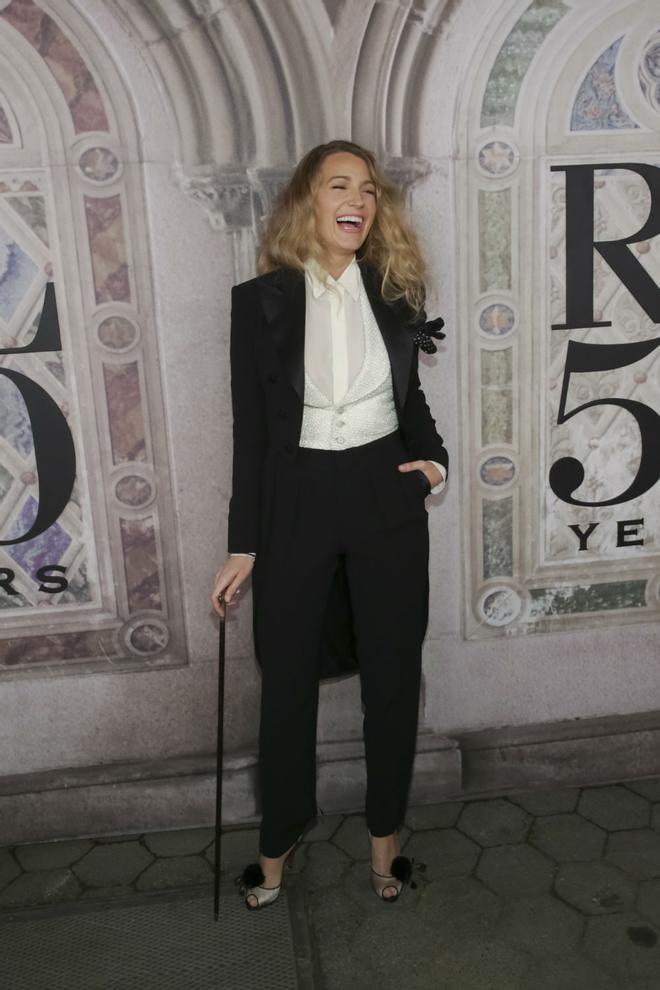 Blake Lively con look de Ralph Lauren en su fiesta por el 50º aniversario