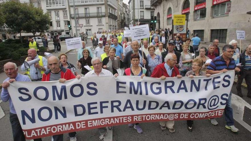 Protesta de emigrantes retornados el año pasado en Santiago. // Xoán Álvarez