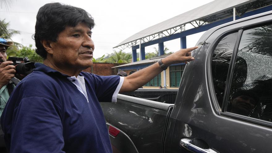 Evo Morales muestra lo que asegura que es un impacto de bala en el coche en el que viajaba, en el municipio de Chapare, el 3 de noviembre.