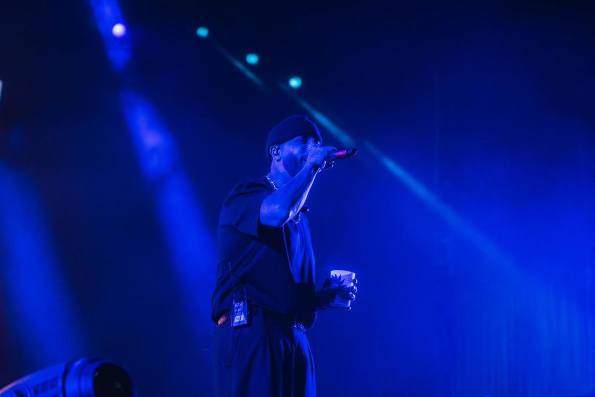 Nicky Jam se luce en el escenario del festival Costa Feira ante más de 7.000 personas