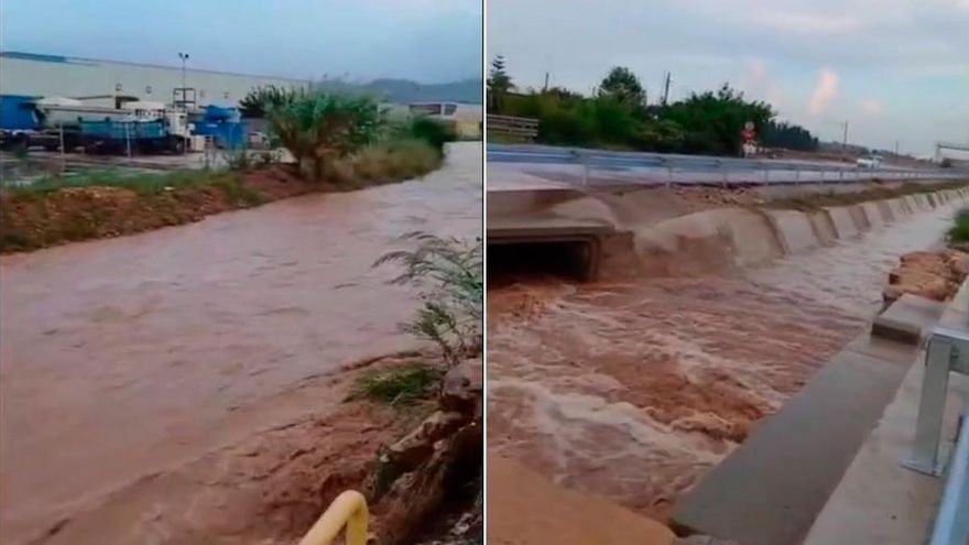 El agua baja con fuerza por dos barrancos en Amposta