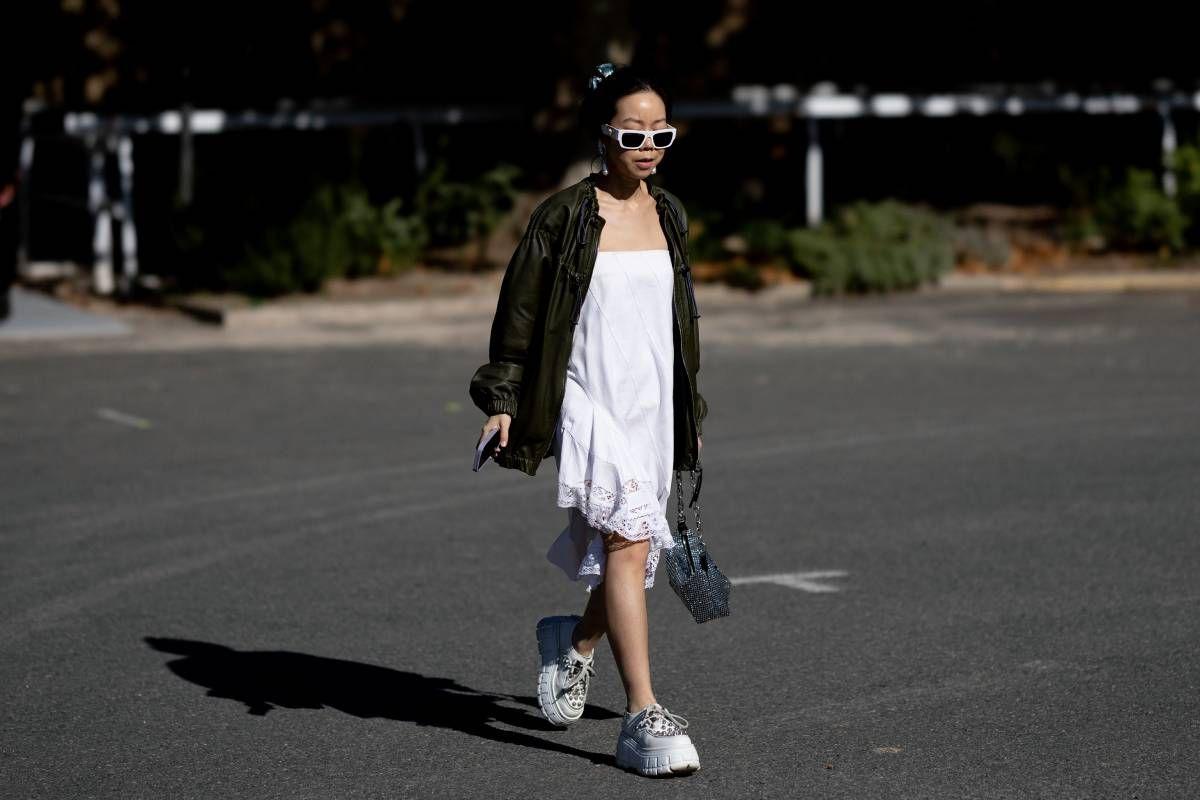 Look 'total white' con vestido y zapatos blancos visto en el 'street style' de París