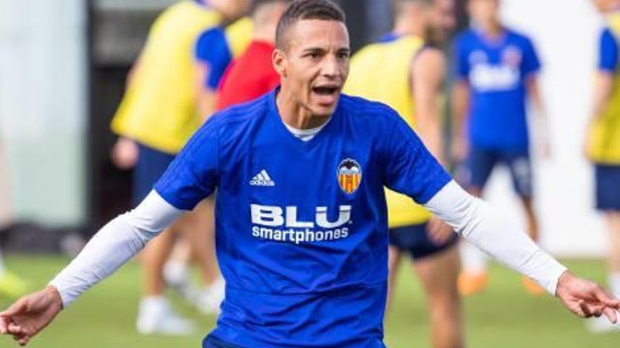 Rodrigo Moreno, ayer, en el entrenamiento del Valencia CF en la ciudad deportiva.