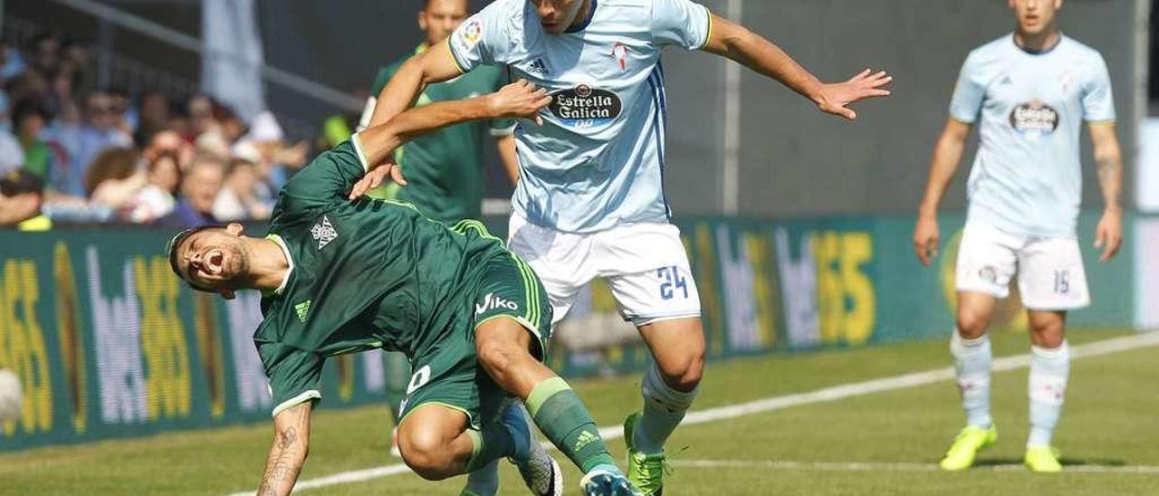 Facundo Roncaglia marca a Dani Ceballos en presencia de Álvaro Lemos durante el encuentro entre el Celta y el Betis celebrado ayer en Balaídos. // Alba Villar