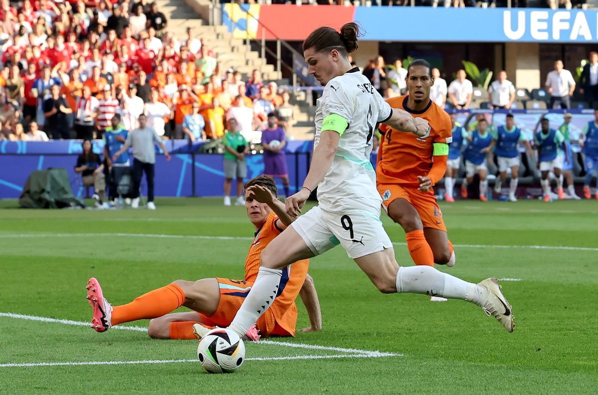 El austriaco Marcel Sabitzer marca el tercer gol de su equipo contra Países Bajos