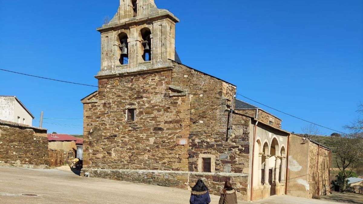 Iglesia parroquial de Manzanal del Barco y debajo edificio del Ayuntamiento. | CH. S.