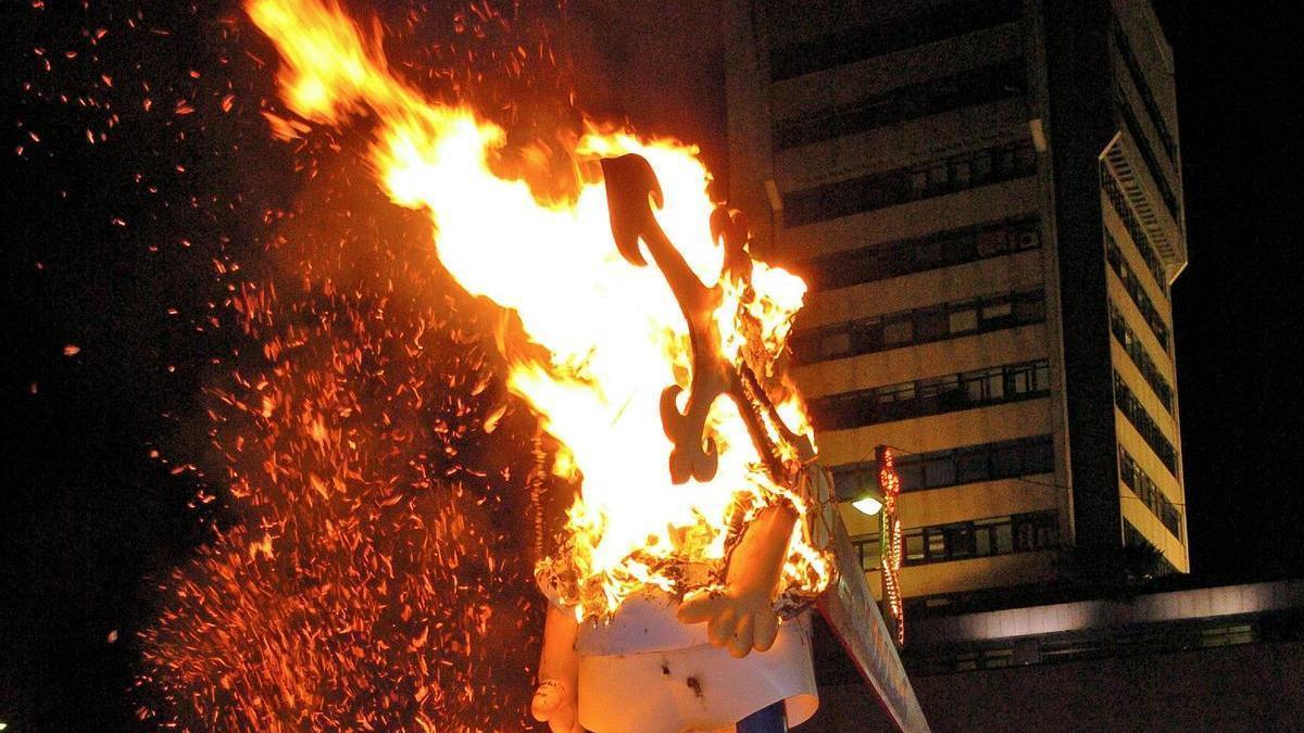 Meco del Entroido 2005 ardiendo en Praza do Rei.