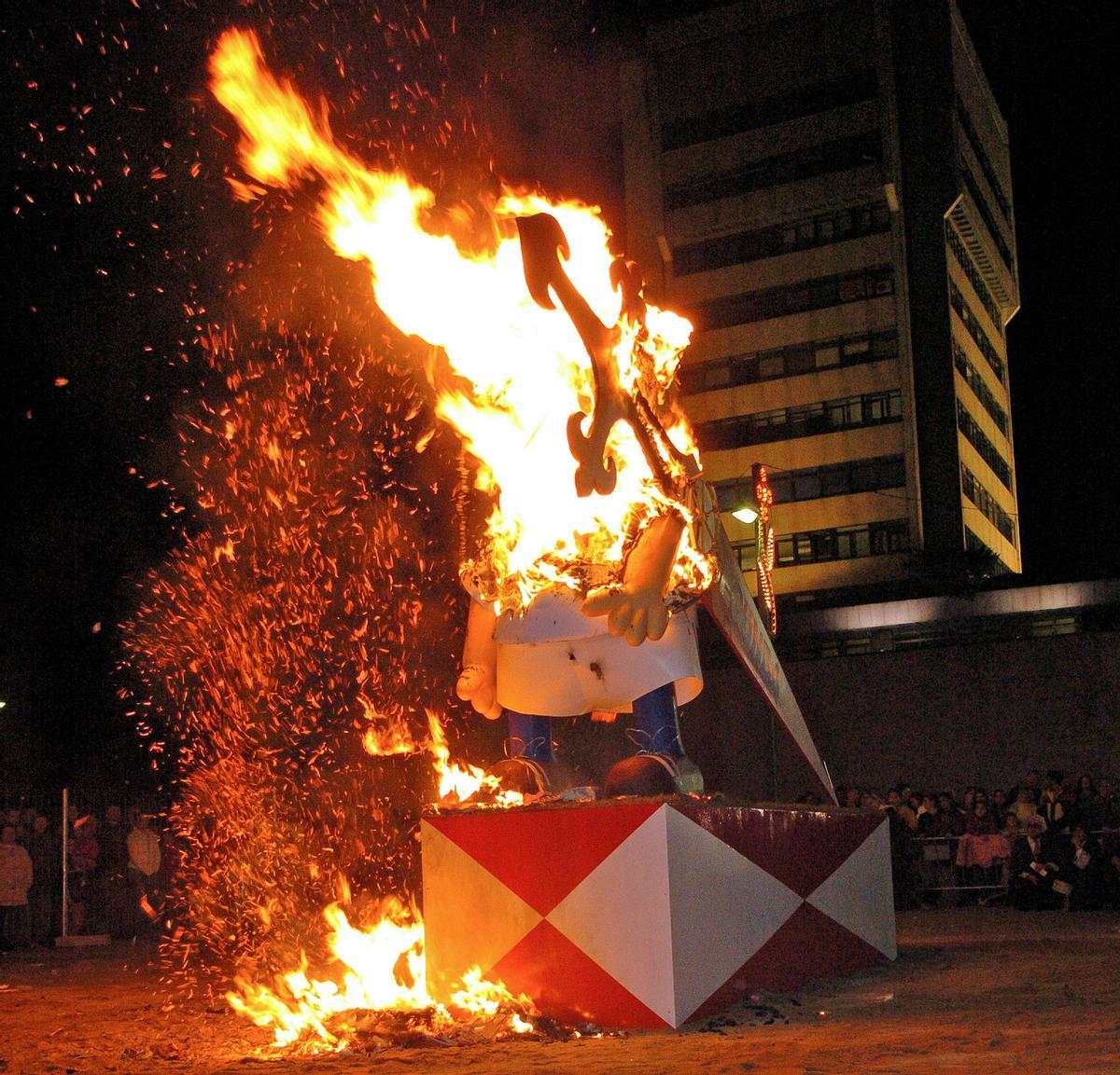 Meco del Entroido 2005 ardiendo en Praza do Rei.