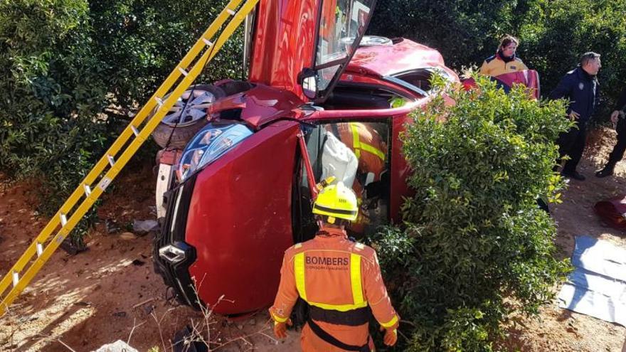 Rescatan a una mujer atrapada tras volcar un coche en un campo de naranjos