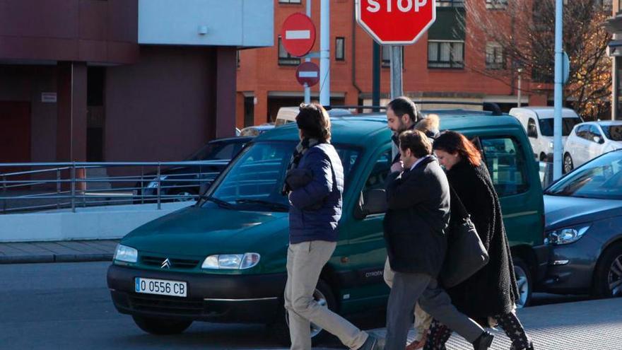 Familiares y abogados de la víctima saliendo del juzgado de Gijón