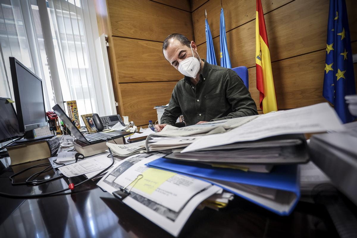 El alcalde de Siero, Ángel García, en la mesa de su despacho de la Alcaldía, en una imagen de archivo.