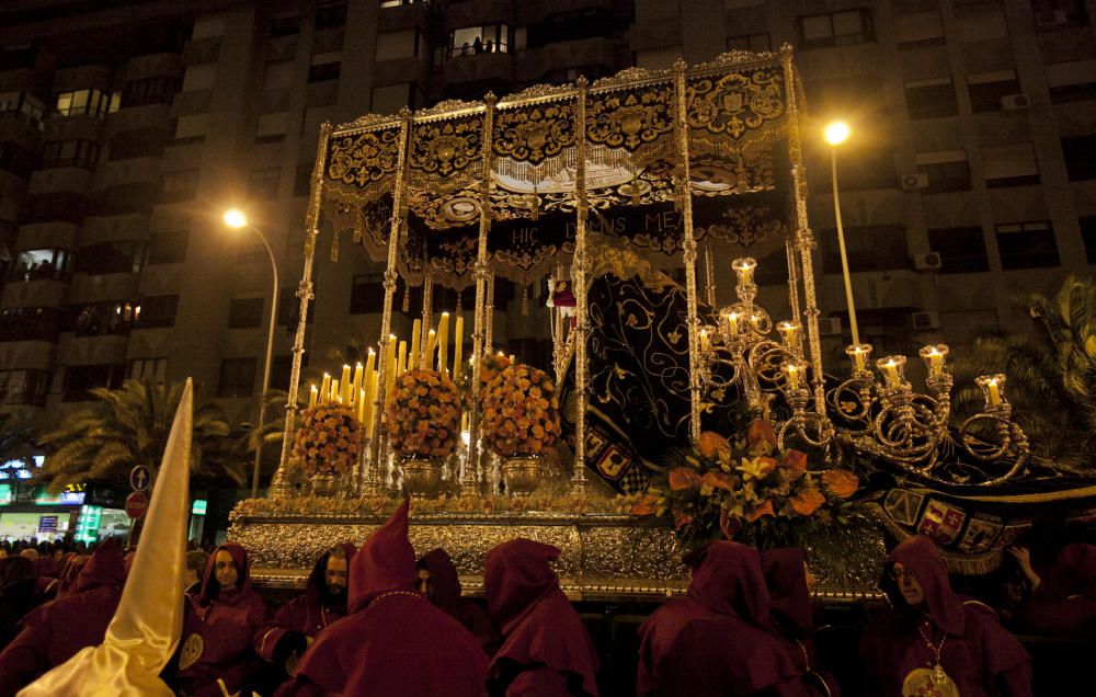 La Santa Cena procesiona por Alicante