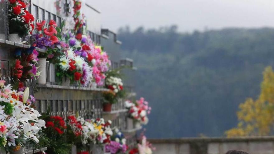 Dos mujeres, en el cementerio de San Martín de Laspra.