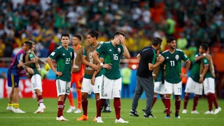 Los jugadores de México aguardan la clasificación pese a la derrota.