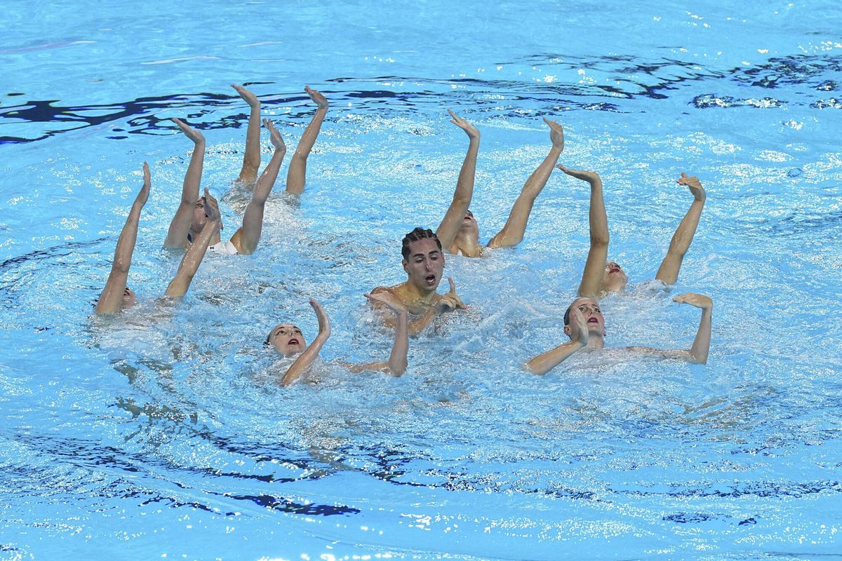 Team Spain compete in the team acrobatic final of artistic swimming at the World Aquatics Championships in Singapore, Friday, July 25, 2025. (AP Photo/Ng Han Guan)