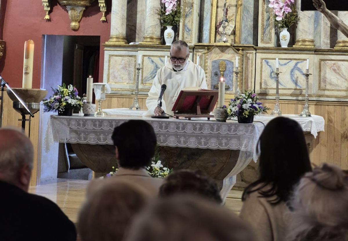 El párroco oficiando la misa de este domingo.