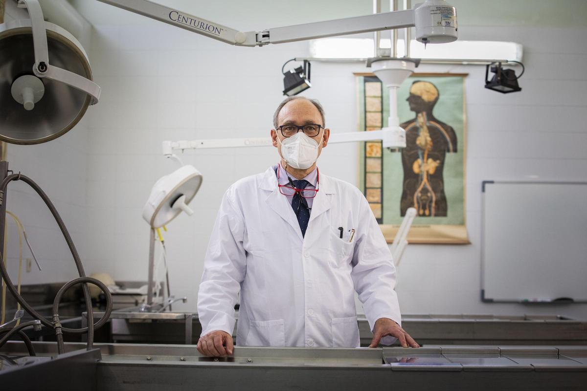 El doctor, José Manuel Arredondo, en el Instituto de Medicina Legal y Ciencias Forenses de Aragón (IMLCFA).